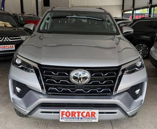 TOYOTA HILUX SW4 2.8 D-4D TURBO DIESEL SRX 7L 4X4 AUTOMÁTICO